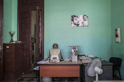 Oficina administrativa de un centro sanitario en la Habana Vieja. Suelen ocupar antiguos edificios que en su día fueron concebidos para otro fin, como sedes de empresas, bancos e incluso casas privadas.