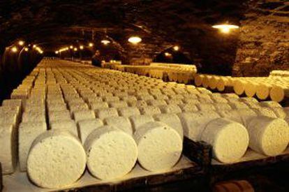 Cuevas donde se elbaora el tradicional queso de Roquefort, en la región de Aveyron, al sur de Francia.