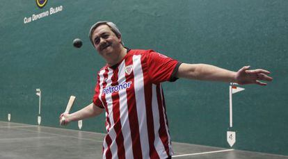 Carlos Aguirre, consejero de Economía del Gobierno Vasco, en el frontón del Club Deportivo Bilbao.