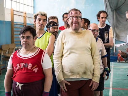 avier Fesser, con el guion en la mano, da instrucciones al grupo de actores durante el rodaje de 'Campeones'.