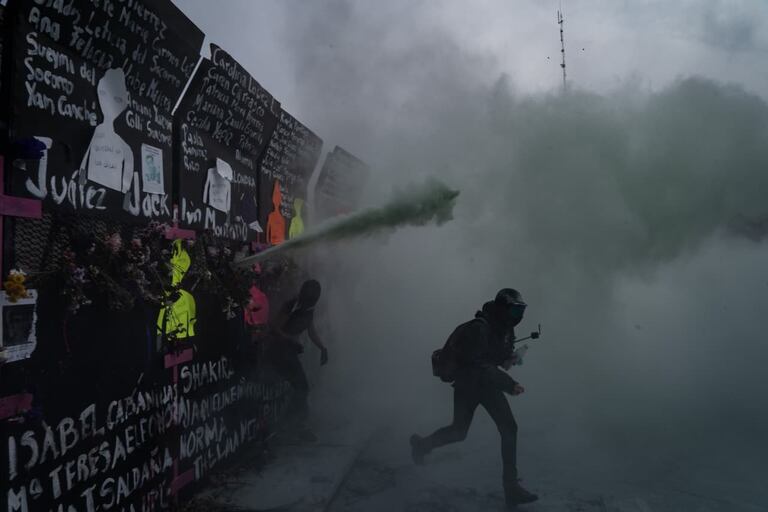 Protesta feminista por el 8 de marzo frente al Palacio Nacional, en México.