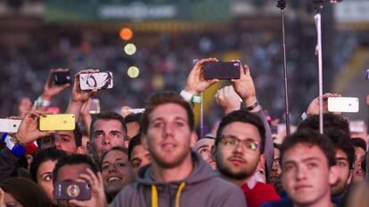 Espectadores graban con sus móviles uno de los conciertos de Coldplay en Barcelona.