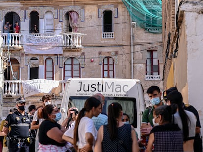 Ocupantes y miembros del colectivo Construyendo Malilla, el pasado lunes en la calle de Manuel Arnau de Valencia.