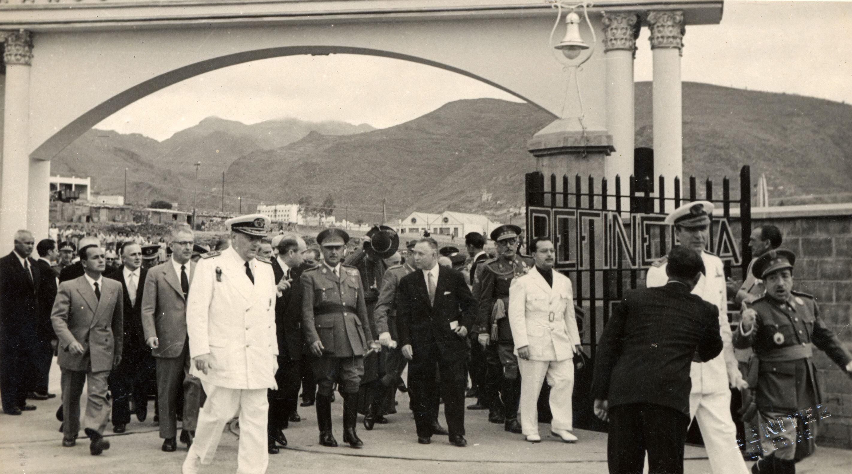 Visita de Francisco Franco a la refinería de Santa Cruz de Tenerife en 1950.