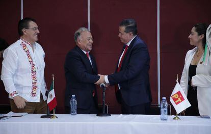 Ricardo Mejía le da la mano a Alberto Anaya Gutiérrez, dirigente del PT, durante el acto en que anunció su candidatura, el 13 de enero.