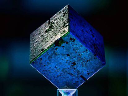 El cubo de uranio muestra las imperfecciones propias de la tecnología de moldeado de entonces.