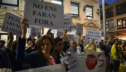 Els manifestants, dimarts, a la plaça de la Vila de Badalona.