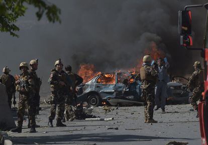 Las fuerzas de seguridad afganas trabajan en el lugar donde ha explotado el coche bomba. Esta zona ha sido escenario de varios atentados en los últimos meses, reclamados tanto por los talibanes como por el Estado Islámico.