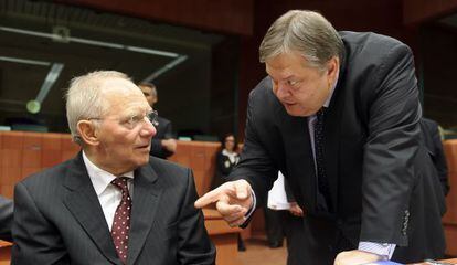 Wolfgang Schäuble (izquierda), ministro de Economía alemán, habla con su homólogo griego, Evangelos Venizelos-