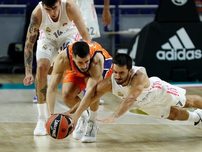 Campazzo intenta robar el balón a Kalinic