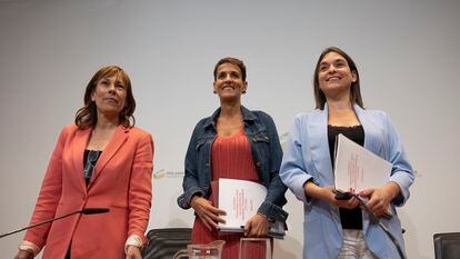 De izquierda a derecha, Uxue Barkos (Geroa Bai), María Chivite (PSN) y Begoña Alfaro (Contigo-Zurekin), en la presentación del acuerdo de gobierno, el martes en Pamplona.