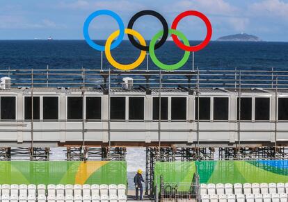 Un treballador a la pista de vòlei platja a Copacabana, Rio.