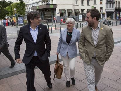 Carles Puigdemont, Clara Ponsatí y Toni Comín en Bruselas, el pasado mayo.