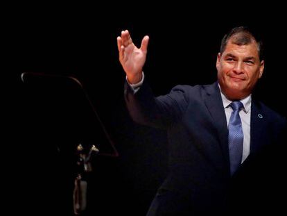 El expresidente ecuatoriano Rafael Correa en una conferencia en Bogot&aacute;.