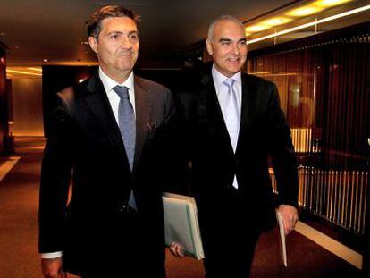 Jos&eacute; Mar&iacute;a Mart&iacute;nez y Antonio Soto, ayer, en la sede de Bankia, en Valencia.