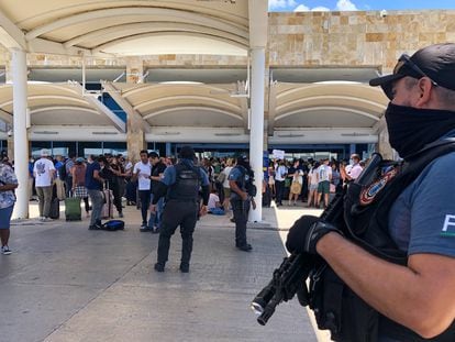 Policías y militares se movilizan al Aeropuerto Internacional del Cancún por un reporte de disparos de arma de fuego reportaron disparos en la terminal 3.