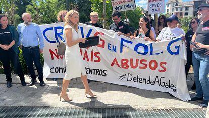 Yolanda Díaz pasa por delante de la pancarta que sostienen trabajadores de la CRTVG ante el Senado en Madrid, en presencia de representantes del BNG, el pasado 25 de abril.