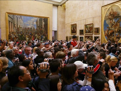 Decenas de visitantes se apiñan para observar la 'Gioconda' en el Louvre en 2015.