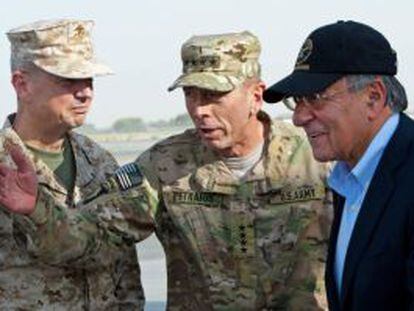 Los generales John Allen y David H. Petraeus junto al secretario de Defensa, Leon Panetta.