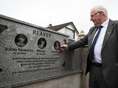 Eugene Reavey muestra una placa que recuerda a sus tres hermanos, muertos por disparos de paramilitares unionistas en 1976. 