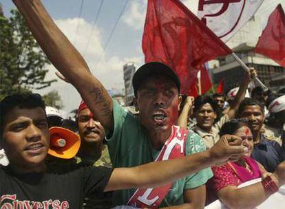 Manifestantes con banderas comunistas celebran en las calles de Katmandú la abolición de la monarquía en Nepal.