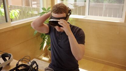 El CEO de Meta, Mark Zuckerberg, se pone las Holocake 2, un prototipo de gafas de realidad virtual.