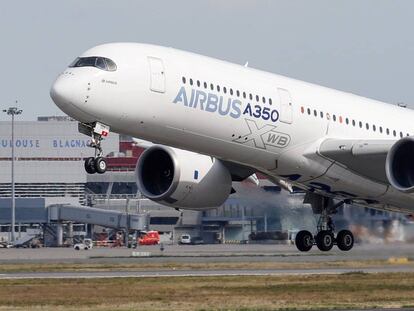 Un Airbus A350 despega en la sede del fabricante de aviones en Colomiers, cerca de Toulouse, Francia.