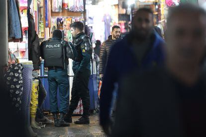 Agentes de las fuerzas de seguridad de Irán vigilan un mercado de Teherán.