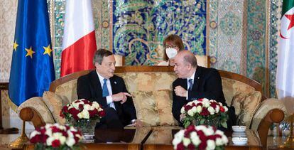 El primer ministro argelino Aymen Benabderrahmane  junto al primer ministro italiano Mario Draghi, el pasado 11 de abril