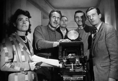 Jacques Becker, con jersey, en el rodaje de 'os amantes de Montparnasse' (1958).