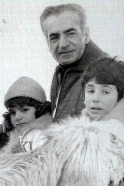 Alireza Pahlevi, en una foto de infancia junto a su padre, Mohamed Reza Pahlevi, y su hermana Leila.