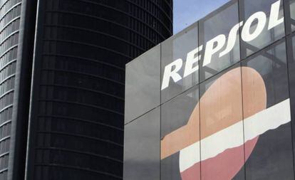 Logo de Repsol, en un edificio de la compañía en Madrid.