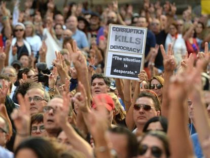 Miles de ciudadanos piden justicia tras la muerte de la reportera Daphne Caruana Galizia, en una marcha el 22 de octubre.