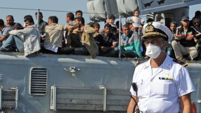 Un buque militar italiano llega al puerto de Pozzallo tras rescatar a 350 inmigrantes el pasado mes de junio.