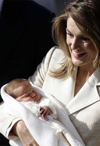 Doña Letizia sostiene en brazos a la infanta Leonor, junto al Príncipe Felipe, al salir de la clínica Ruber.