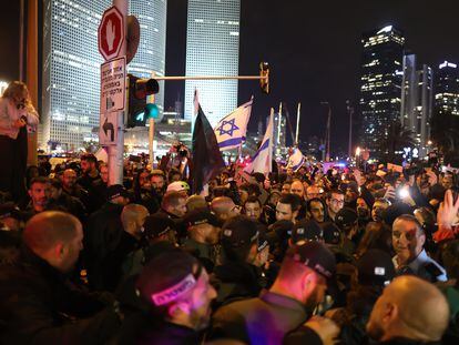 Policías intentan bloquear a manifestantes que protestan contra la reforma judicial prevista por Benjamín Netanyahu, el 14 de enero en Tel Aviv.
