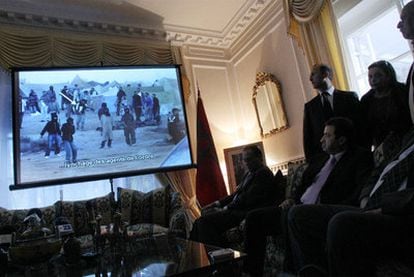 Proyección de un vídeo durante la rueda de prensa de ayer del ministro del Interior marroquí, Taieb Cherkaoui.