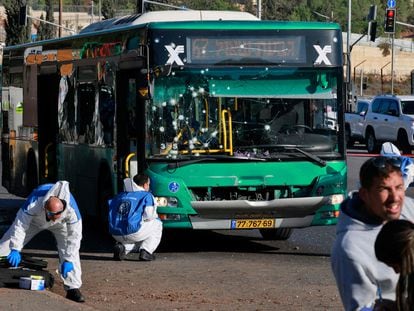 Expertos forenses analizan este miércoles el lugar de una de las explosiones en Jerusalén.