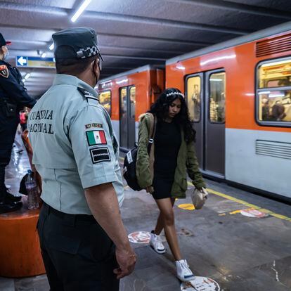 Elementos de la Guardia Nacional vigilan las estaciones del transporte colectivo metro de Ciudad de México, el 12 de enero de 2022. La jefa de gobierno Claudia Sheinbaum informó que habrá 6000 elementos de la guardia nacional por unos meses después de los incidentes registrados en este transporte. 
