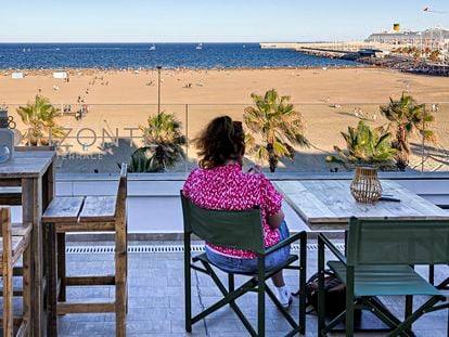 Un cliente en la terraza de un hotel de la playa del Cabanyal en Valencia, el pasado octubre.