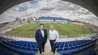 El presidente del Fuenlabrada Jonathan Praena (i) y el director deportivo Miguel Melgar posan frente al estadio.