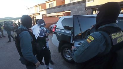 Agentes de la Guardia Civil acompañan a un detenido en Algeciras (Cádiz), durante la última gran operación contra el narco realizada en la zona.
