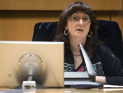La representante de ELA, Nere Urrestarazu, durante su intervención ante la comisión de Sanidad.