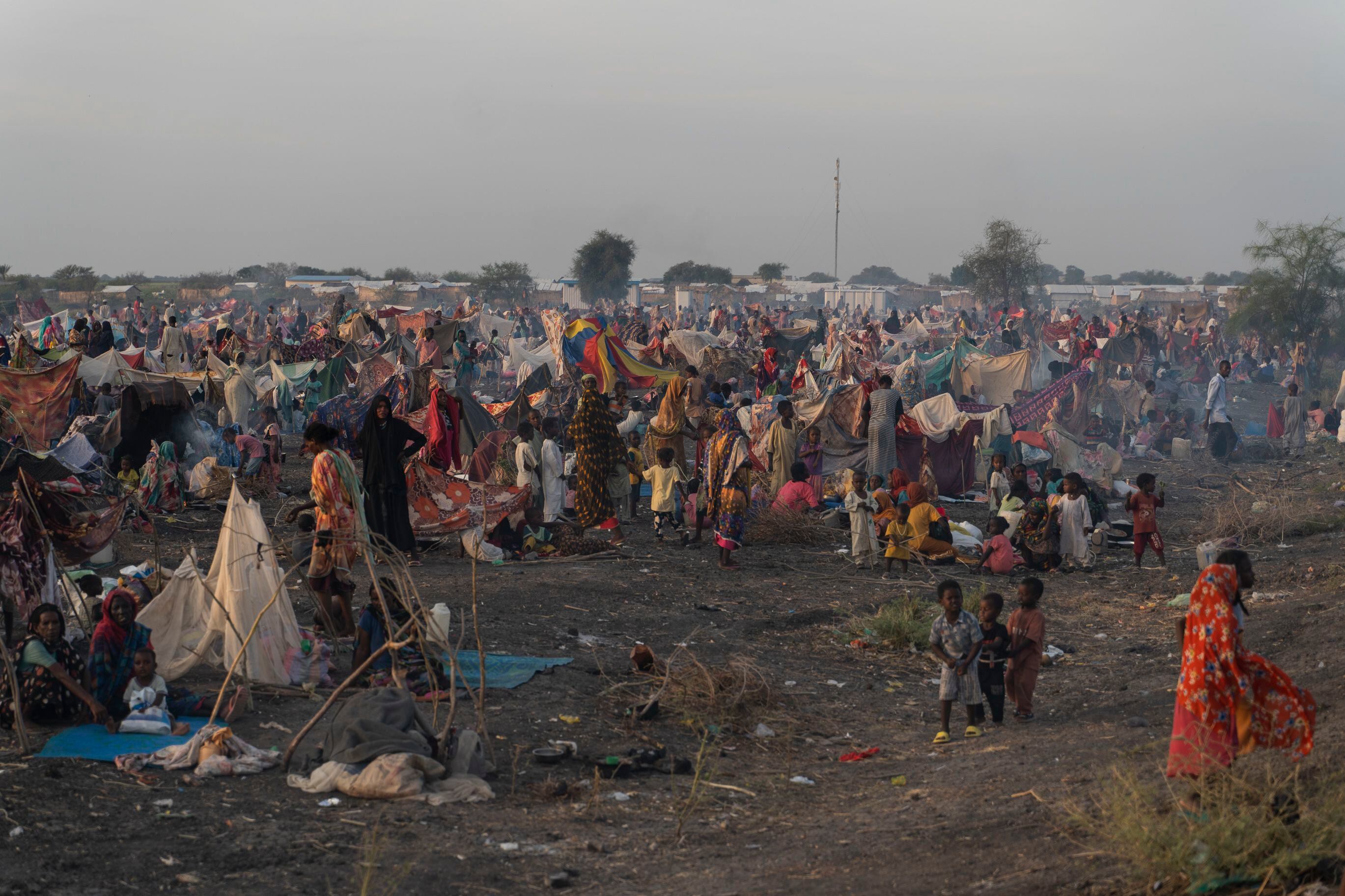 Miles de personas que han cruzado la frontera desde Sudán a Sudán del Sur por el paso fronterizo de Joda buscan refugio en este último país el 2 de noviembre de 2023. Hasta seis millones de personas se han visto desplazadas a la fuerza desde que la guerra en Sudan estallara hace siete meses. A Sudán del Sur han entrado al menos 263.000 de ellas.