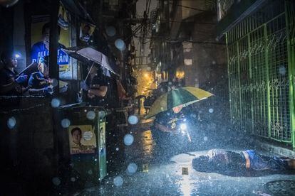 Miembros de la policía de Manila inspeccionan el cuerpo de Romeo Torres Fontanilla, asesinado a tiros por dos desconocidos en el distrito de Pasay, en Manila (Filipinas). Daniel Berehulak ha sido galardonada con el premio Pulitzer 2017 en la categoría de 'Breaking News Photography'. Sus fotografías documentan la represión asesina contra las drogas en Filipinas.