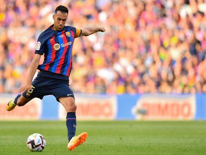 Sergio Busquets golpea el balón durante su último partido en el Camp Nou con el Barça, el pasado domingo ante el Mallorca.
