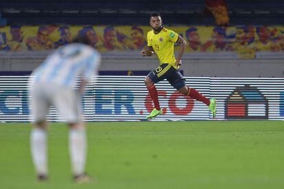 Miguel Ángel Borja, de Colombia, celebra el gol del empate 2-2 en la hora ante Argentina, en el Estadio Metropolitano de Barranquilla.