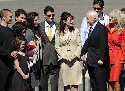 La familia de Sarah Palin al completo recibe a John McCain y a su esposa, Cindy (derecha), en el aeropuerto de Minneapolis.