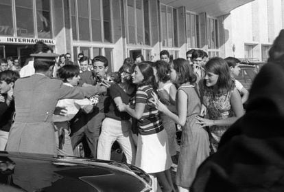 Un grupo de fans se concentran en las inmediaciones del aeropuerto de Barajas donde esperan la llegada de los componentes del grupo musical " The Beatles.