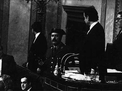 Tejero, en el Congreso, el 23 de febrero de 1981. A la derecha del golpista, Landelino Lavilla y el Modesto Fraile. Abajo a la derecha, José Bono.